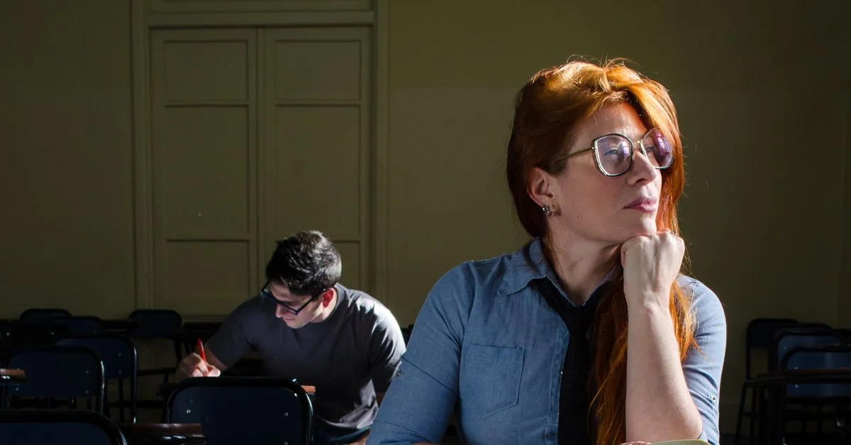Deux étudiants dans un moment de contemplation en classe, concentrés et studieux à Buenos Aires.