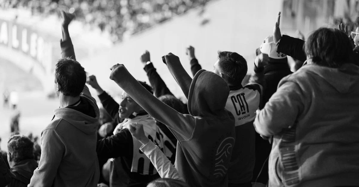 Une foule de fans de football enthousiastes encourageant dans un stade à Córdoba, Argentine.
