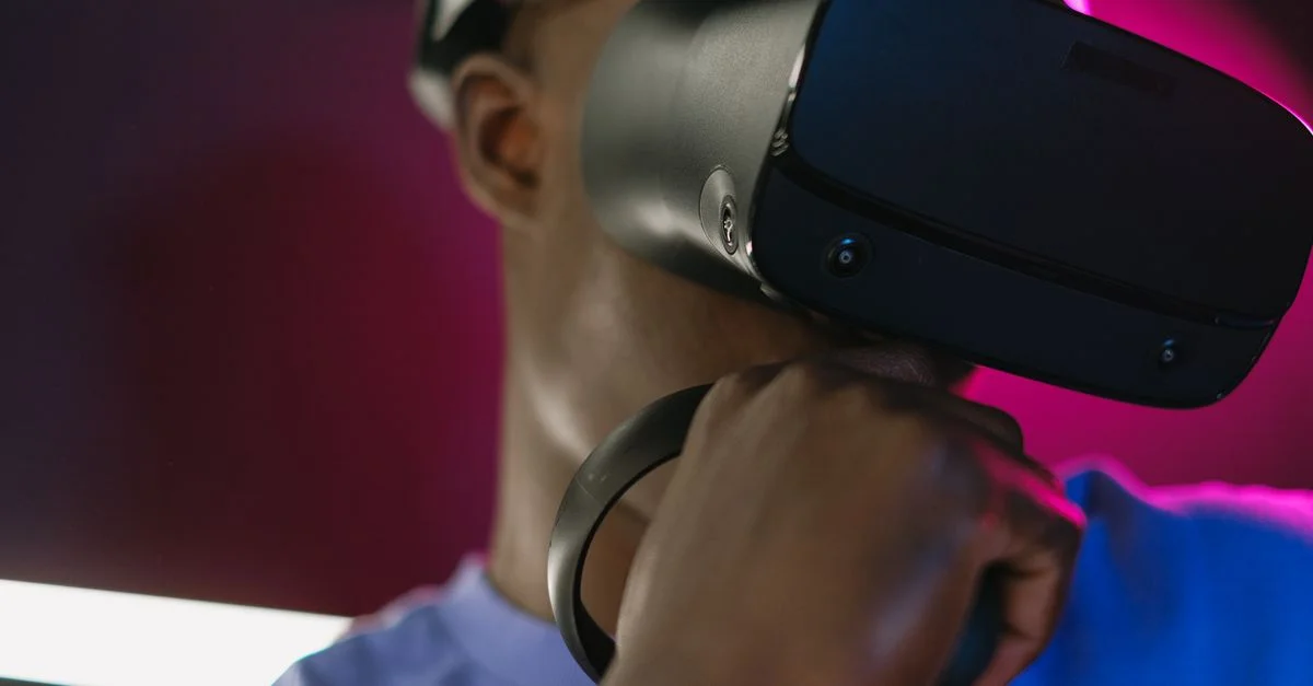 Un homme adulte vivant une expérience de réalité virtuelle avec un casque VR dans un cadre intérieur axé sur la technologie.