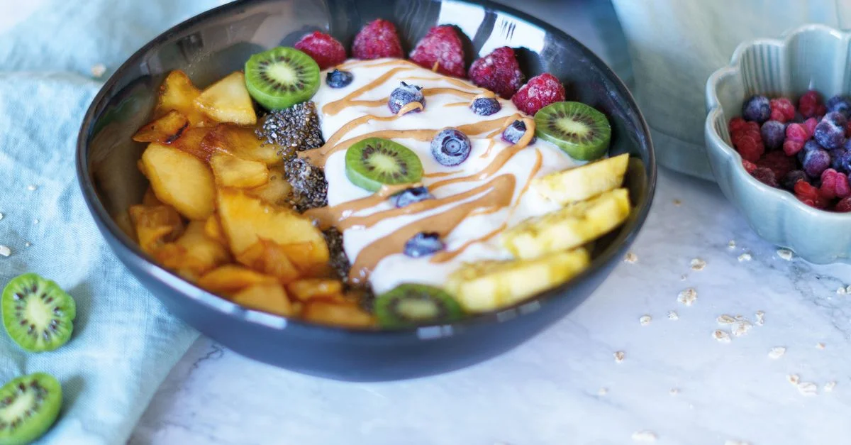 Un délicieux bol de petit déjeuner sain avec des fruits frais et du yaourt pour un début nutritif.